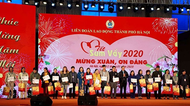 Nhiều đoàn viên Công doàn được nhận quà tại chương trình “Tết sum vầy”.