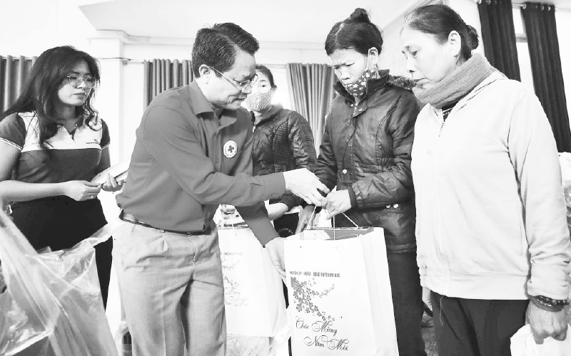 Hội Chữ thập đỏ TP Hà Nội phối hợp các đơn vị tài trợ trao quà Tết tặng người dân, học sinh có hoàn cảnh khó khăn tại huyện Mỹ Đức. Ảnh: THANH TÙNG