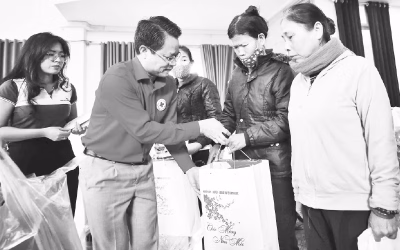 Hội Chữ thập đỏ TP Hà Nội phối hợp các đơn vị tài trợ trao quà Tết tặng người dân, học sinh có hoàn cảnh khó khăn tại huyện Mỹ Đức. Ảnh: THANH TÙNG