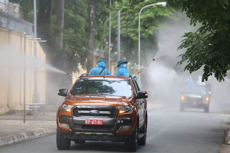 Các lực lượng phun khử khuẩn tại thành phố Thủ Đức, sáng 23/7.