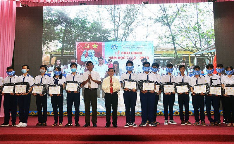 Trao quà và học bổng Lương Định Của cho học sinh, sinh viên nghèo hiếu học 2020.