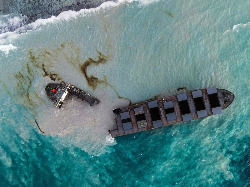 Một bức ảnh từ trên không được chụp vào Chủ nhật, 16-8 cho thấy tàu đã mắc cạn và vỡ thành hai phần. Ảnh: Getty Images.