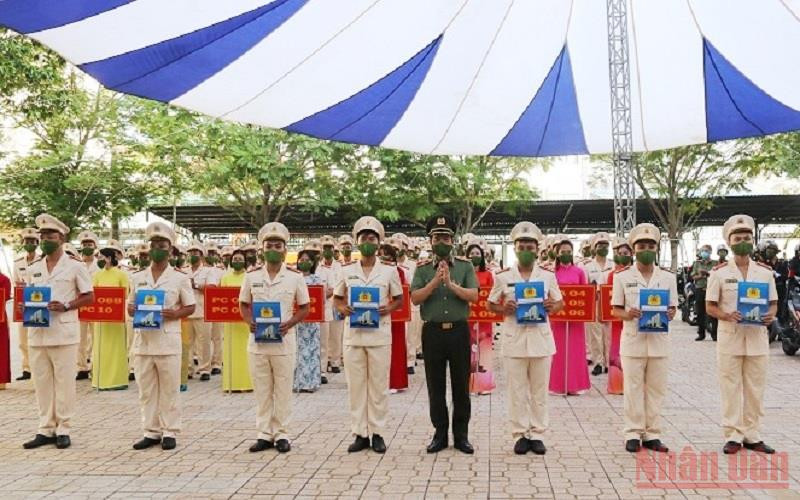 Lãnh đạo Công an Thành phố Hồ Chí Minh giao nhiệm vụ cho các cán bộ, chiến sĩ chính quy tăng cường về xã.