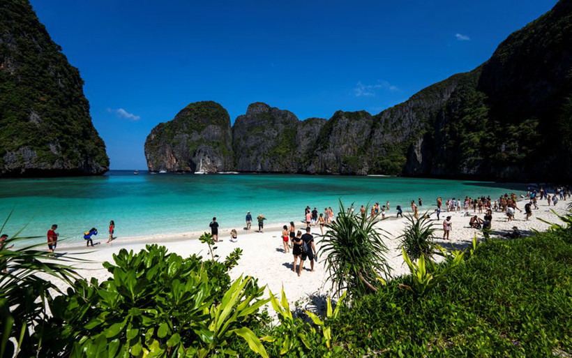 Du khách thăm vịnh Maya nổi tiếng ở tỉnh Krabi. (Ảnh: Reuters)