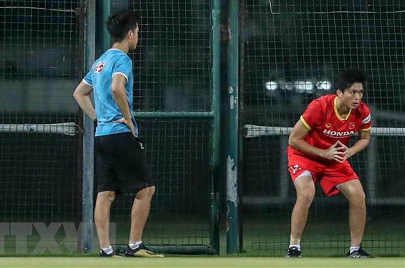 Tiền vệ Tuấn Anh tập riêng với bác sĩ. (Ảnh: HOÀNG LINH/TTXVN)