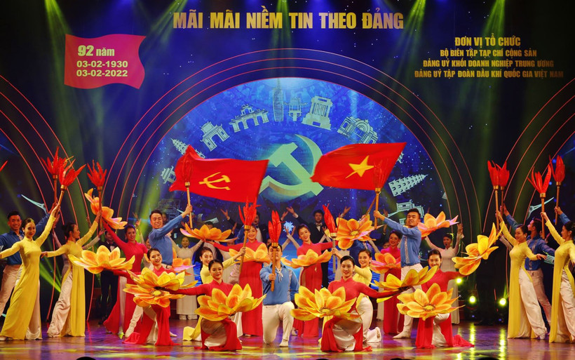 Chương trình nghệ thuật được dàn dựng công phu, thể hiện sinh động quá trình hơn 35 năm thực hiện đường lối Đổi mới. (Ảnh: BTC/TTXVN)