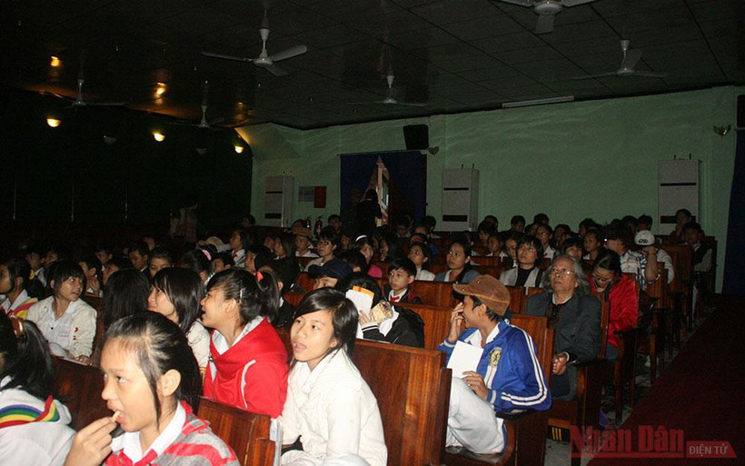 Khán giả nhiều lứa tuổi ở Phú Yên đến xem các chương trình phim miễn phí trong khuôn khổ LHP 17.