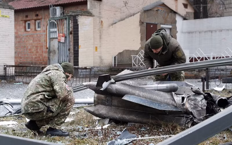 Cảnh sát Ukraine kiểm tra phần còn lại của 1 tên lửa trên đường phố Kiev, Ukraine, ngày 24/2/2022. (Ảnh: REUTERS)