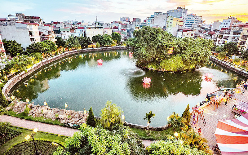 Không gian hồ Văn tại khu di tích Văn Miếu - Quốc Tử Giám. Ảnh: Nguyễn THanh