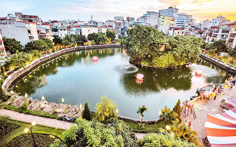 Không gian hồ Văn tại khu di tích Văn Miếu - Quốc Tử Giám. Ảnh: Nguyễn THanh