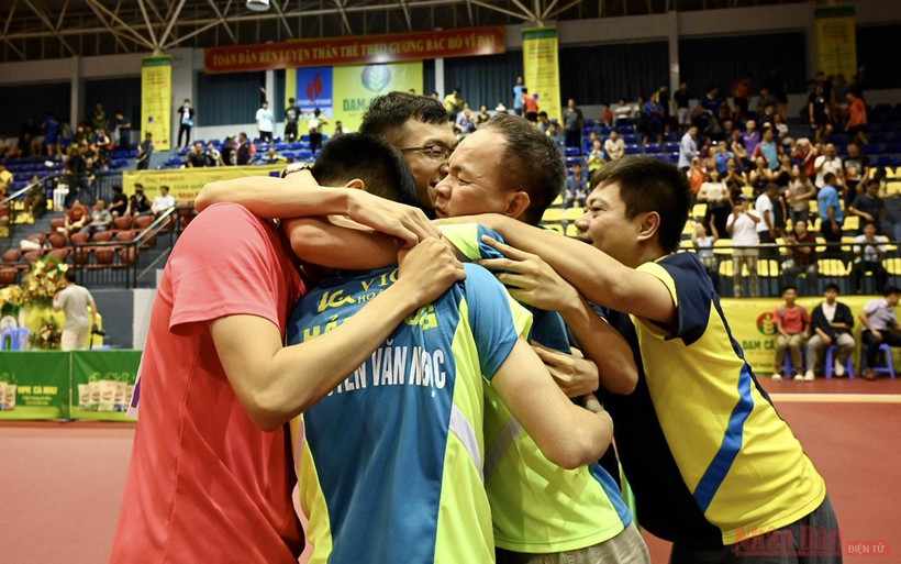 HLV và VĐV Hải Dương 1 ôm nhau ăn mừng chức vô địch.