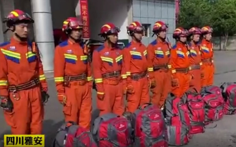 Lực lượng chức năng lên đường triển khai công tác tìm kiếm cứu hộ. (Ảnh cắt từ clip của Tân Hoa xã)