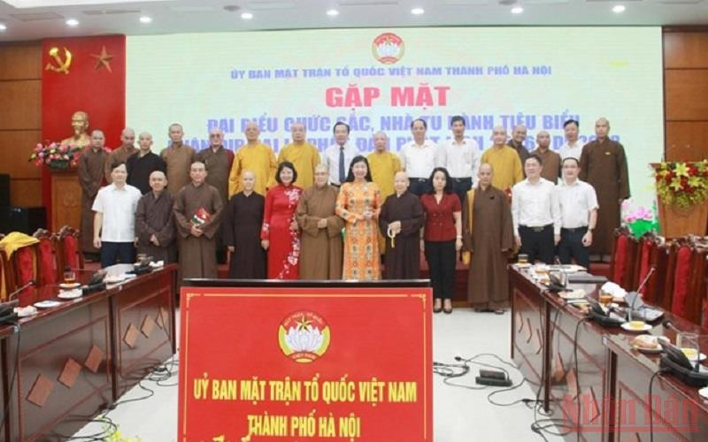 Các đại biểu chụp ảnh lưu niệm tại buổi gặp mặt. (Ảnh: Hạnh Nguyên)