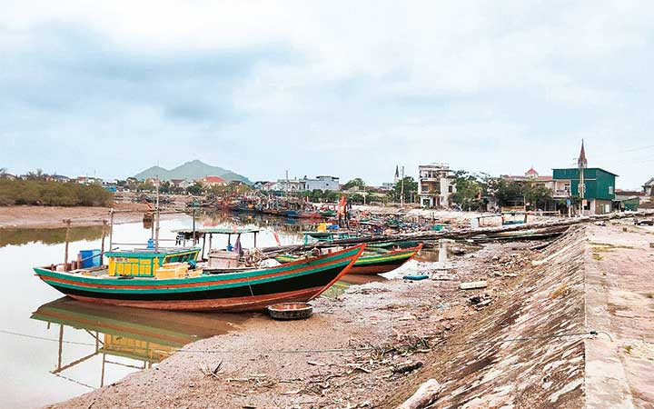 Luồng lạch bị bồi lắng, nhiều tàu, thuyền ở cảng Cửa Sót không thể ra khơi.