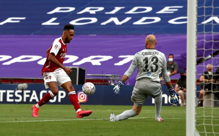 Aubameyang (áo đỏ) lập cú đúp, giúp Arsenal thắng Chelsea 2-1.