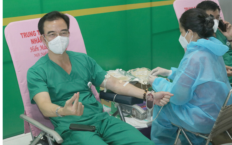 GS Nguyễn Quang Tuấn gửi lời cảm ơn tới tất cả các CBNV đã sẵn sàng hiến những dòng máu nóng hổi của mình để góp phần cứu chữa những người bệnh. Ảnh: bachmai.gov.vn