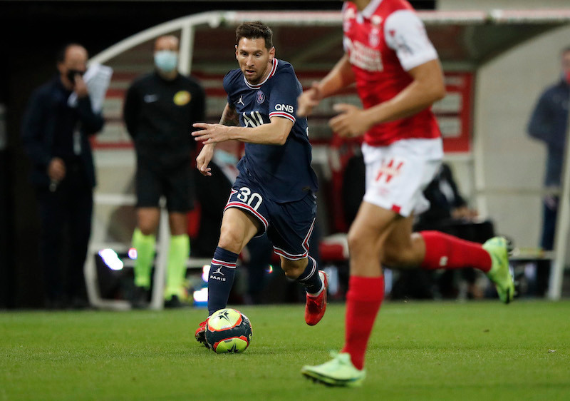 Lionel Messi chơi trận đầu tiên cho PSG khi vào sân phút 66 trong chiến thắng 2-0 trước Reims. (Ảnh: REUTERS)