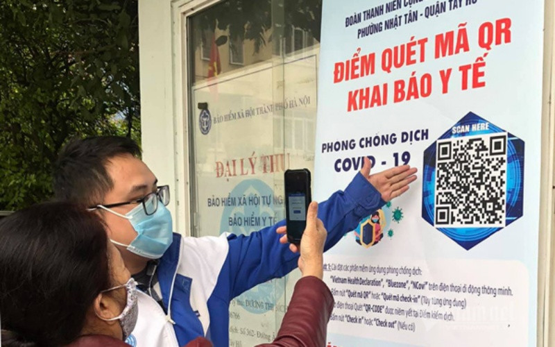 Hà Nội yêu cầu người ra vào cơ quan, công sở quét mã QR.