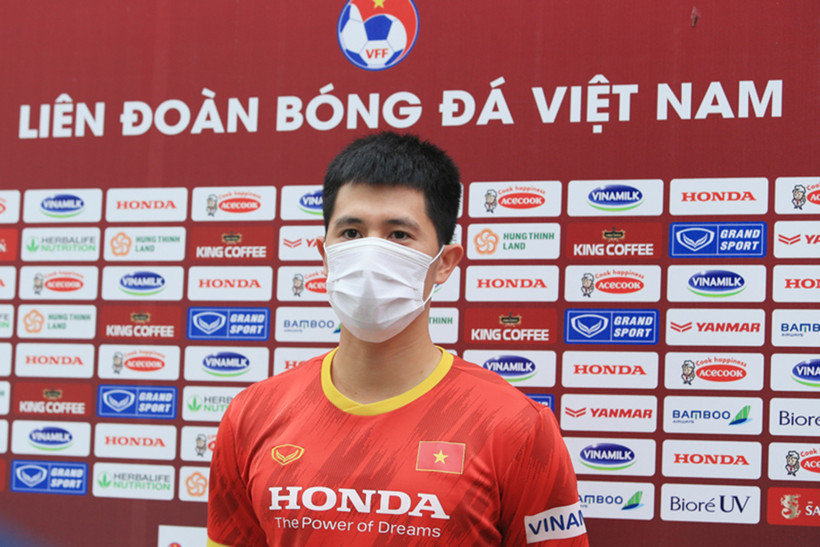 Đình Trọng chia sẻ trước giờ tập luyện. (Ảnh: VFF)