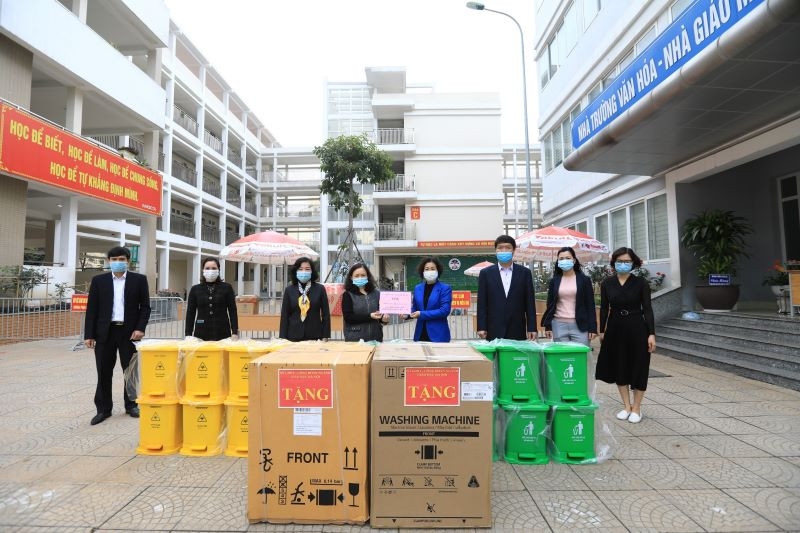 Ngành giáo dục Hà Nội thăm, tặng quà cho học sinh, thày trò tại điểm cách ly tập trung Trường tiểu học Xuân Phương (Ảnh: TTXVN)