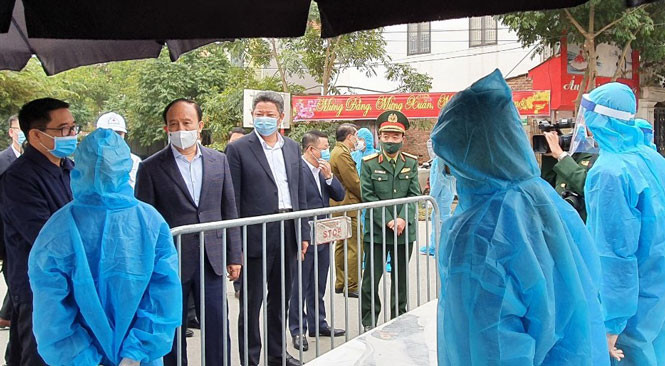 Thường trực Thành ủy Hà Nội kiểm tra công tác phòng, chống Covid-19 tại thôn Bạch Trữ, xã  Tiến Thắng, huyện Mê Linh sáng 2-2