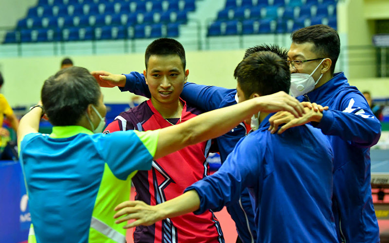 Niềm vui chiến thắng sau hơn 4 giờ thi đấu của các vận động viên, huấn luyện viên Long Hải-Hải Dương 1.