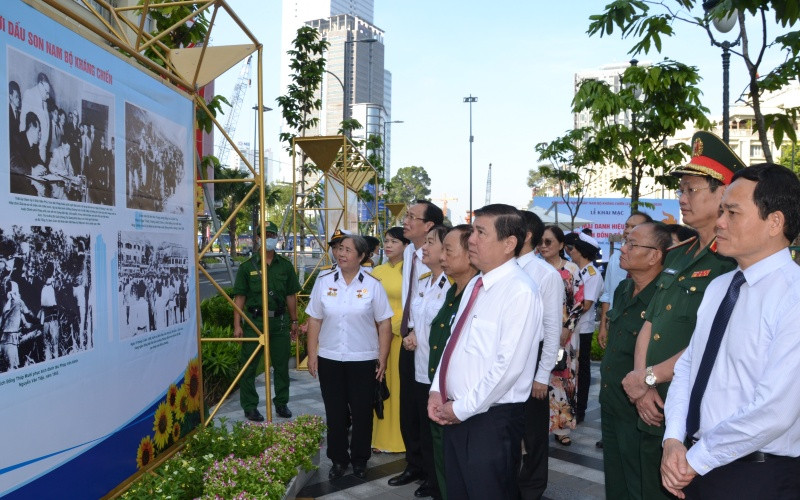 Các đại biểu tham quan triển lãm ảnh tại công viên Lam Sơn.