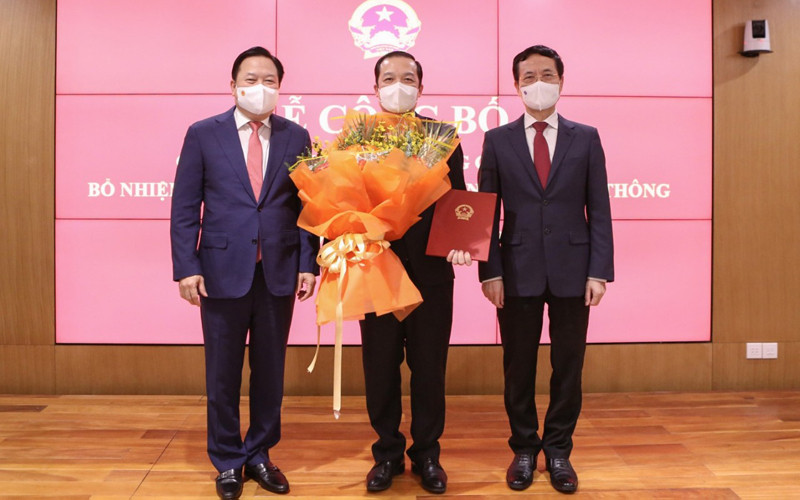 Bộ trưởng Thông tin và Truyền thông Nguyễn Mạnh Hùng và Chủ tịch Ủy ban Quản lý vốn Nhà nước tại doanh nghiệp Nguyễn Hoàng Anh trao quyết định bổ nhiệm của Thủ tướng Chính phủ cho đồng chí Phạm Đức Long.