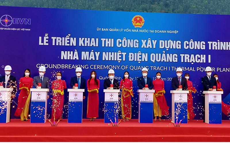 Các đại biểu thực hiện nghi thức triển khai xây dựng công trình. 