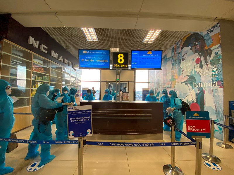 Các y, bác sĩ liên tục lên đường chống dịch tại miền nam. (Ảnh VNA)