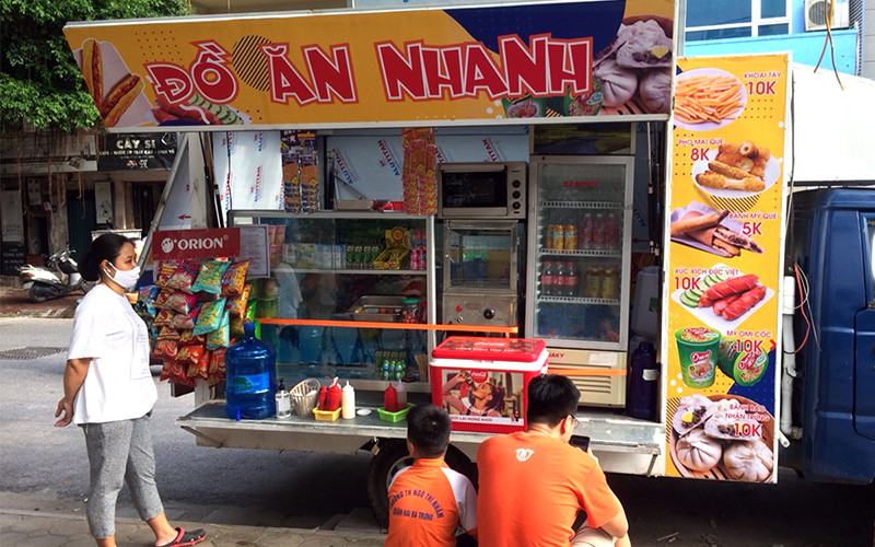 Bán thức ăn nhanh cho học sinh tại cổng trường học tiềm ẩn nhiều rủi ro về an toàn vệ sinh thực phẩm. Trong ảnh: Xe bán đồ ăn nhanh cho học sinh trên phố Hòa Mã, quận Hai Bà Trưng (Hà Nội). Ảnh: NGUYỄN ÐĂNG