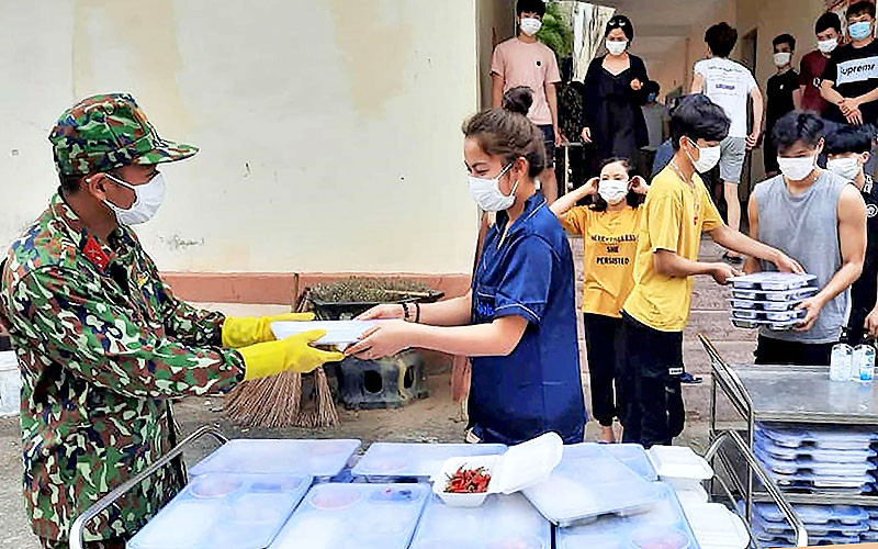 Chiến sĩ thực hiện nhiệm vụ bảo đảm bữa ăn cho công dân trong khu cách ly tập trung tại Trung đoàn 971, Bộ Chỉ huy quân sự TP Đà Nẵng.