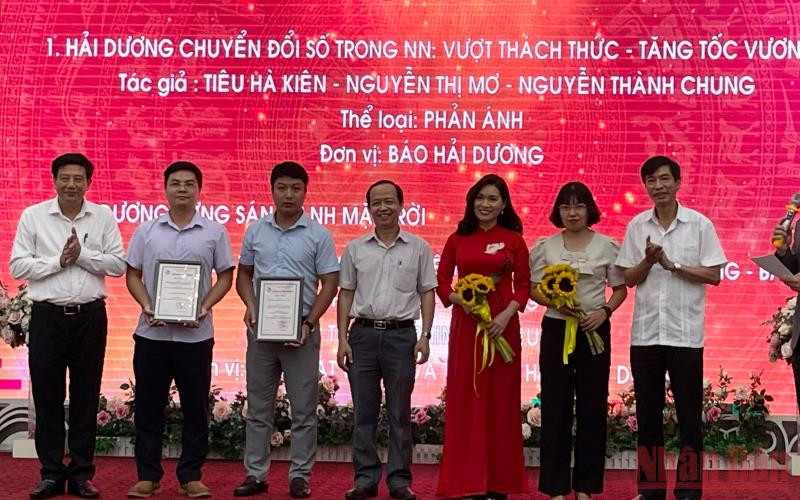 Lãnh đạo tỉnh Hải Dương trao Giải A cho hai nhóm tác giả có tác phẩm báo chí xuất sắc năm 2021.