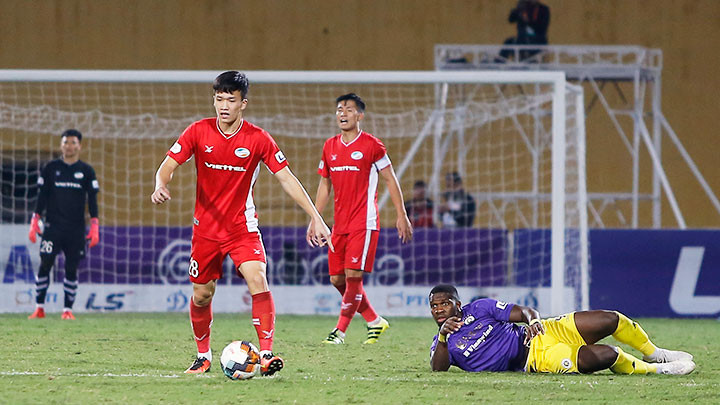 CLB Viettel (đứng) vượt qua CLB Hà Nội (nằm) để giành chức vô địch V.League 2020 bởi sự ổn định và tinh thần khát khao chiến thắng. Ảnh: LÊ MINH