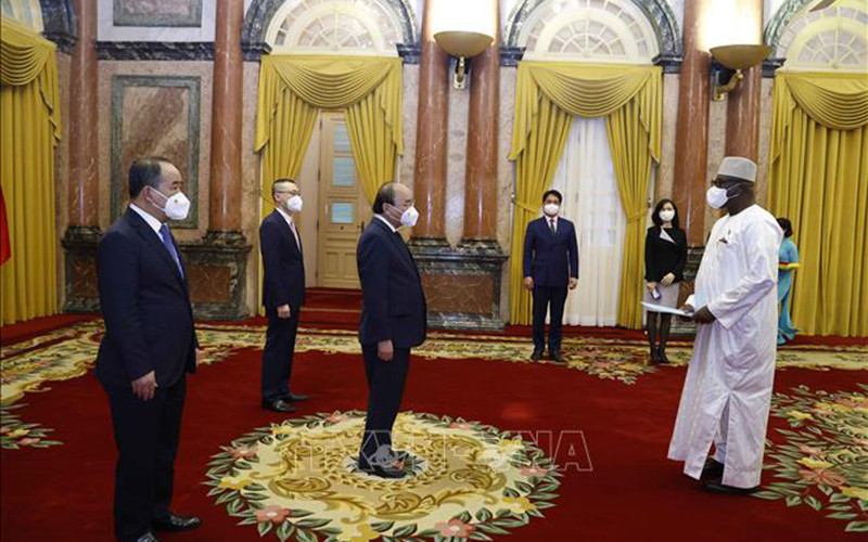 Chủ tịch nước Nguyễn Xuân Phúc nhận Quốc thư của Đại sứ Sierra Leone Ernest Mbaimba Ndomahina. (Ảnh: Thống Nhất/TTXVN)