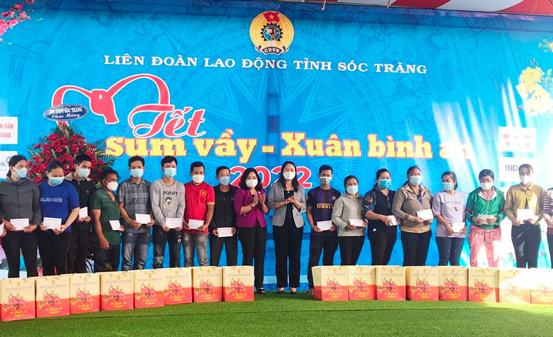 Phó Chủ tịch nước Võ Thị Ánh Xuân và lãnh đạo Tỉnh ủy Sóc Trăng tặng quà Tết cho công nhân, người lao động tại Khu công nghiệp An Nghiệp.