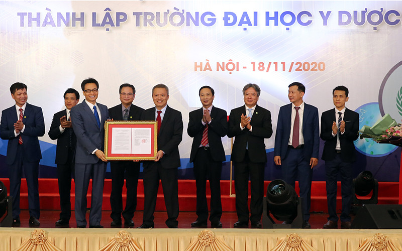 Phó Thủ tướng Vũ Đức Đam trao Quyết định của Thủ tướng Chính phủ thành lập Trường đại học Y dược. Ảnh: VGP/Đình Nam.