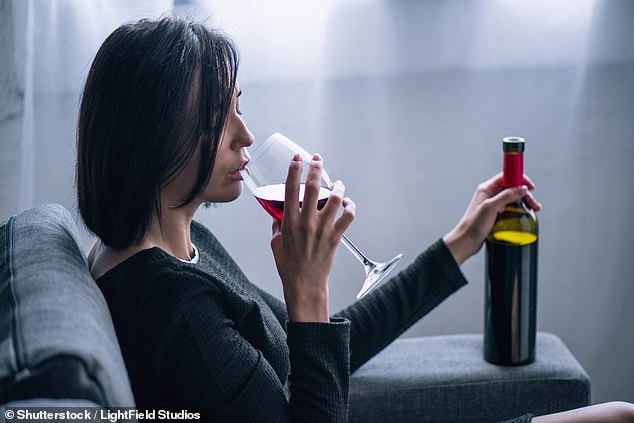 Rượu làm thay đổi cấu tạo của hàng nghìn tỷ vi sinh vật sống trong ruột, vốn đóng vai trò quan trọng trong việc ngăn chặn sự xâm nhập của vi khuẩn và virus. 