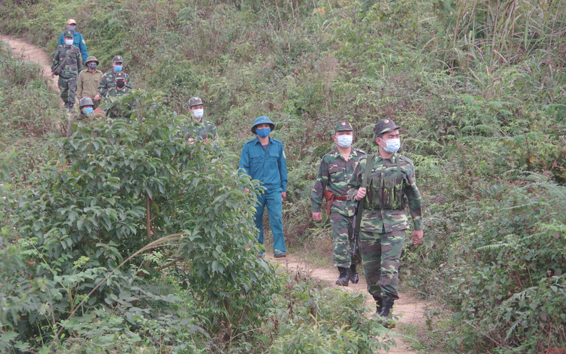Cán bộ, chiến sĩ Đồn Biên phòng Bạch Đích (Bộ đội Biên phòng tỉnh Hà Giang) tuần tra, ngăn chặn xuất nhập cảnh trái phép. (Ảnh: KHÁNH TOÀN) 