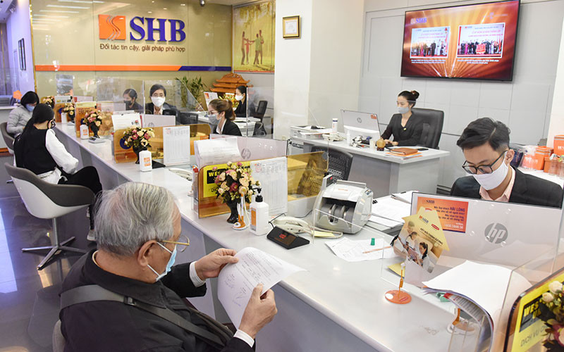 Khách hàng giao dịch tại chi nhánh Ngân hàng SHB.