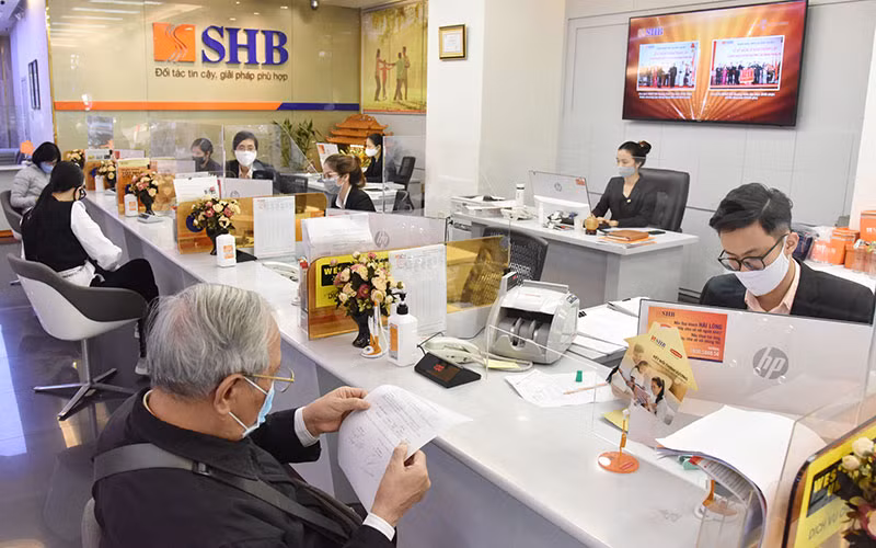 Khách hàng giao dịch tại chi nhánh Ngân hàng SHB.