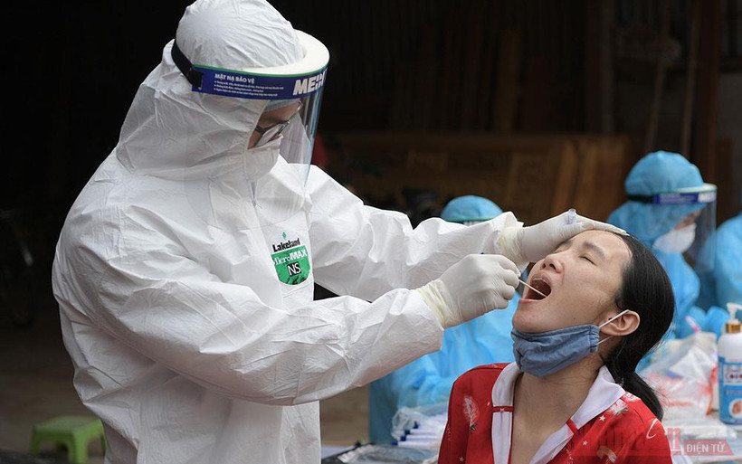 Xét nghiệm Covid-19 cho người dân Hà Nội. Ảnh: DUY LINH
