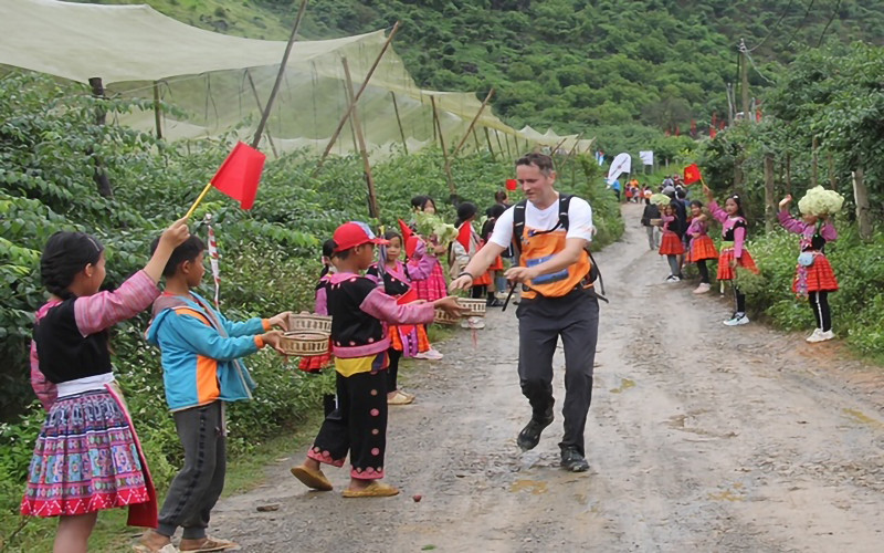 Trên chặng đường, các vận động viên đón nhận được sự động viên của đồng bào.