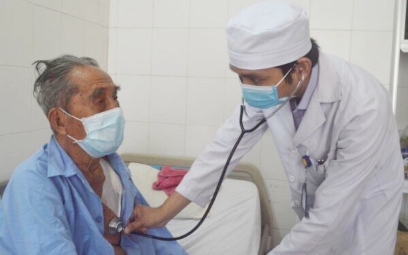 Cụ ông T.V.G. 100 tuổi ở TP Cần Thơ đã tỉnh và ổn định sau khi được đặt máy tạo nhịp tim vĩnh viễn thành công.