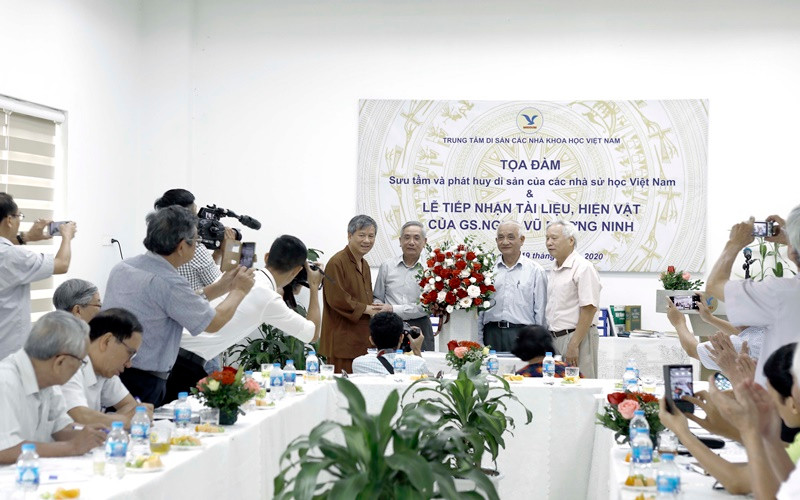 Tọa đàm Sưu tầm và phát huy giá trị di sản các nhà sử học và tiếp nhận hiện vật GS. NGND Vũ Dương Ninh trao tặng.