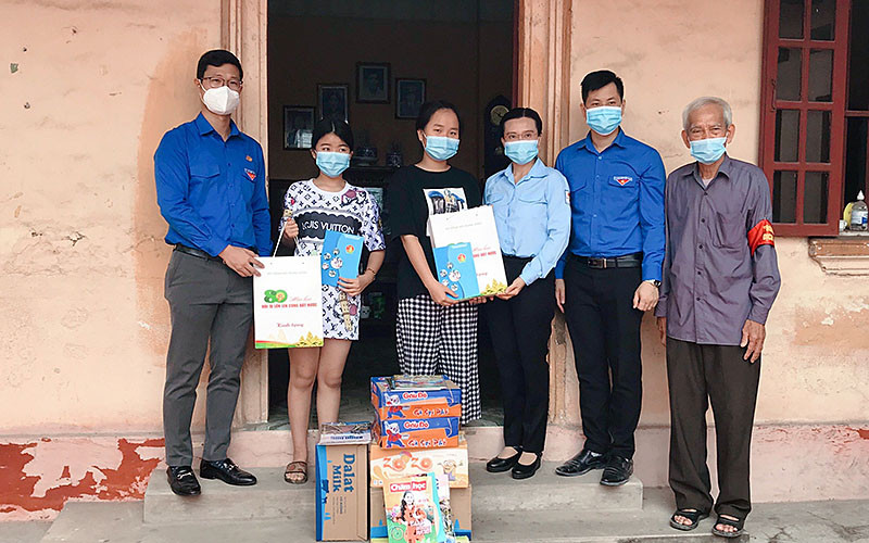 Đồng chí Nguyễn Phạm Duy Trang (thứ ba, từ phải qua ) và đồng chí Thân Trung Kiên, Bí thư Tỉnh đoàn Bắc Giang (ngoài cùng bên trái) tặng quà các em nhỏ có hoàn cảnh khó khăn tại Bắc Giang.