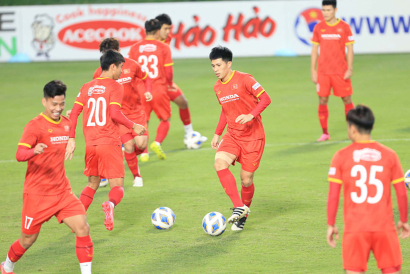 Đình Trọng hứng khởi tập luyện cùng các đồng đội. (Ảnh: VFF)