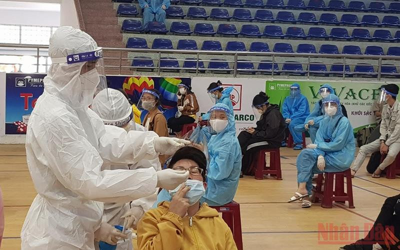 Phú Yên tổ chức lấy mẫu xét nghiệm sàng lọc Covid-19 tại cảng hàng không, nhà ga, bến xe để phát hiện, ngăn chặn lây lan.