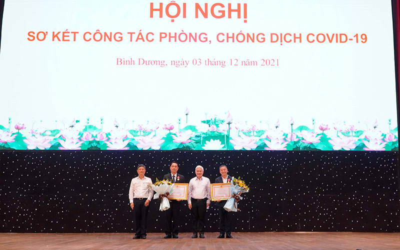 Thừa ủy quyền, lãnh đạo tỉnh Bình Dương trao Huân chương Lao động hạng ba cho 2 cá nhân.