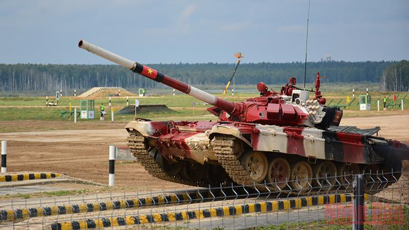 Dù khởi đầu không thuận lợi, Kíp xe số 2 vẫn tự tin và khẩn trương hoàn thành bài thi dưới sự cổ vũ nhiệt thành của người hâm mộ. Ảnh: TRỊNH DŨNG